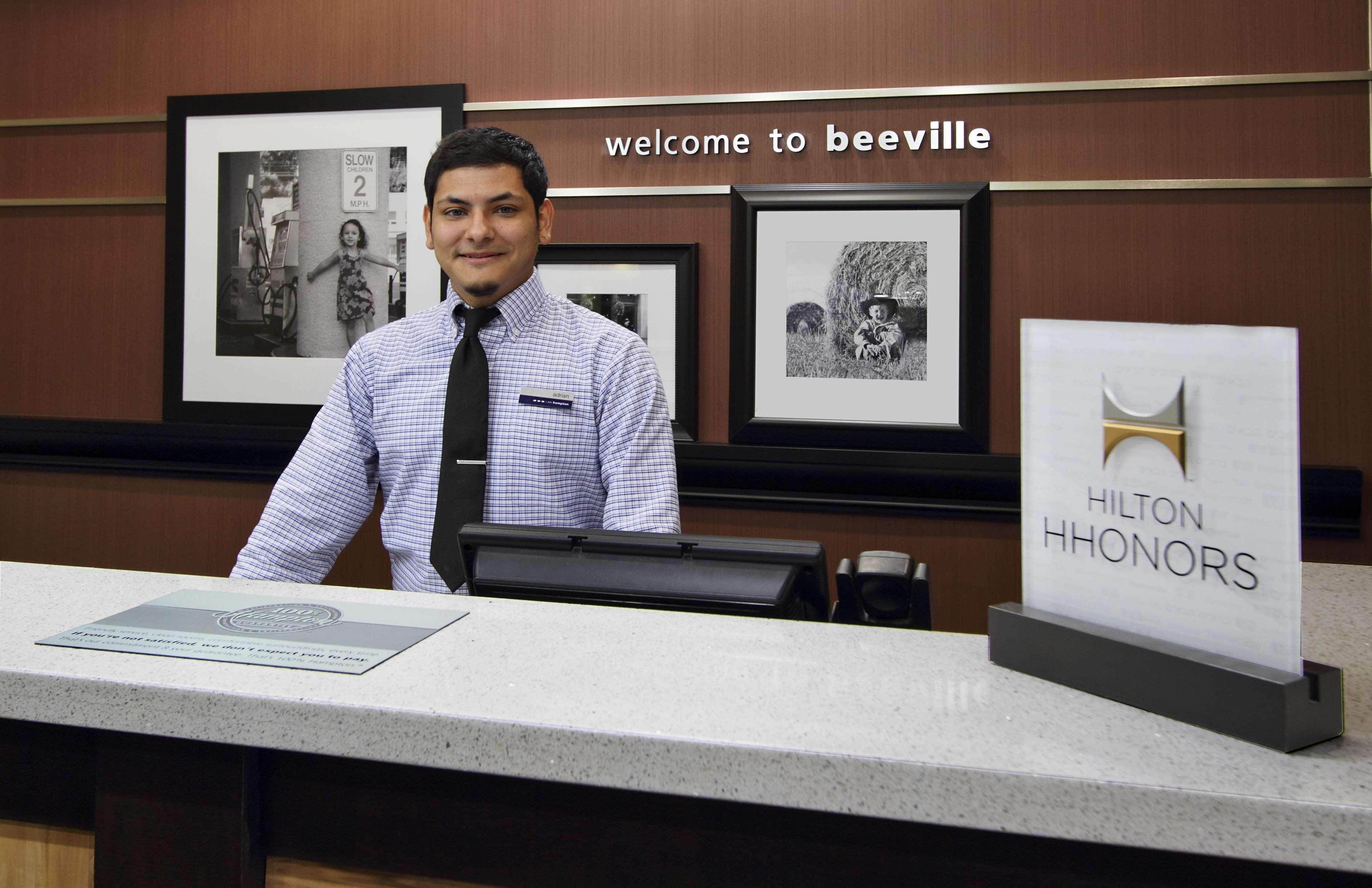 Hampton Inn Beeville Exterior photo